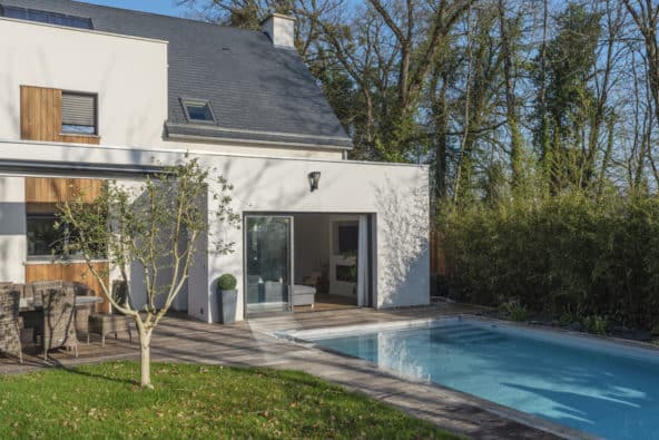 Une extension aux abords de la piscine