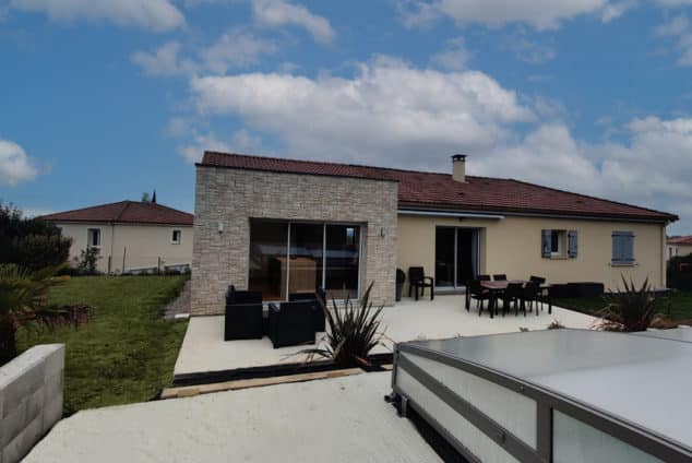 La maison avec l'agrandissement sur le pignon.