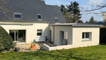L'extension possède une toiture 3 pentes