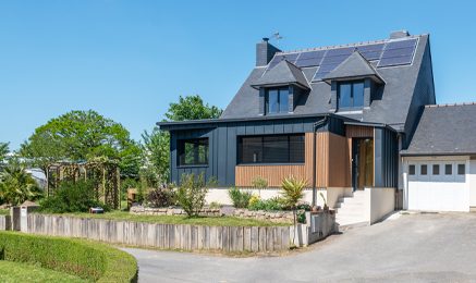 Extension de maison en bois réalisée par Cybel Extension, apportant un nouvel espace de vie naturel et chaleureux grâce à une construction bois intégrée harmonieusement à l'habitation existante.