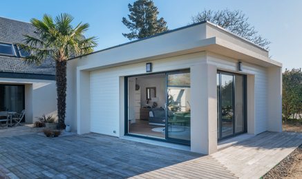 Extension contemporaine de maison réalisée par Cybel Extension, avec une architecture moderne aux lignes épurées permettant d'agrandir l'habitation tout en s'intégrant harmonieusement à la construction existante.