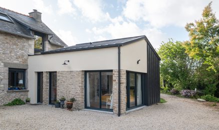 Extension traditionnelle de maison réalisée par Cybel Extension, conçue pour agrandir l'habitation tout en respectant le style architectural, les volumes et les matériaux de la construction existante.