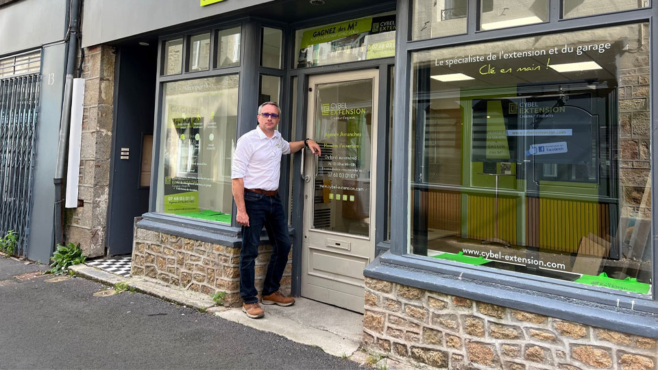 Gérant de l'agence Cybel Extension Avranches, présentant les collaborateurs qui accompagnent les particuliers dans leurs projets d'extension, de surélévation et d'agrandissement de maisons individuelles dans la Manche.