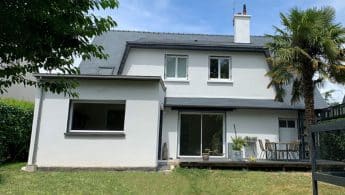 L'extension se positionne sur la façade côté jardin