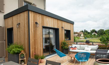 Extension de maison en bois réalisée par Cybel Extension, offrant un nouvel espace de vie chaleureux et naturel grâce à une construction bois intégrée harmonieusement à l'habitation existante.