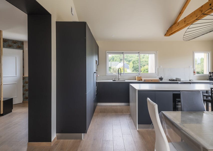 Une cuisine de 36m² se loge dans l'extension