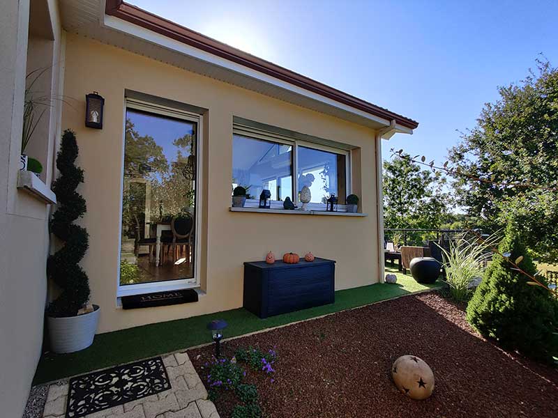 Une porte fenêtre pour accéder à la terrasse