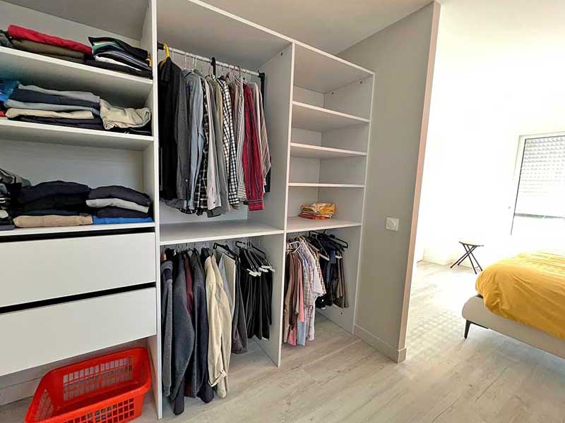 Un vaste dressing complète la chambre