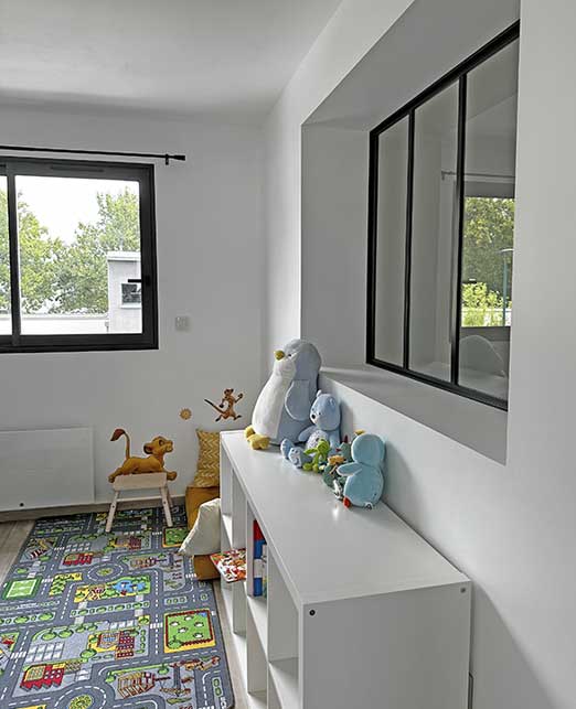 Une verrière dans le bureau ouverte sur l'escalier.