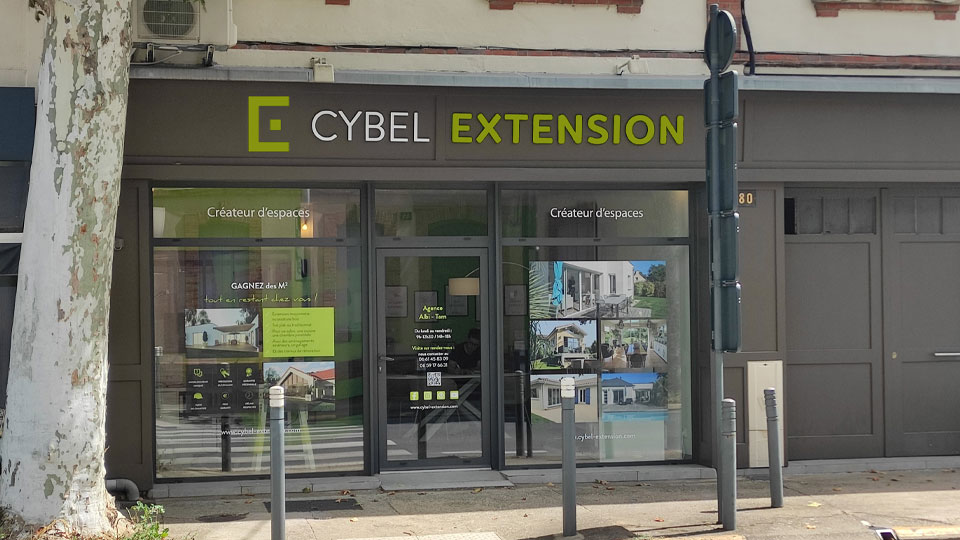 Devanture de l'agence Cybel Extension Albi, spécialiste de l'extension, de la surélévation et de l'agrandissement de maisons individuelles dans le Tarn.