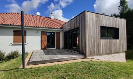 Extension de maison en bois réalisée à Toulouse Sud par Cybel Extension, apportant un nouvel espace de vie chaleureux et naturel grâce à une structure bois intégrée harmonieusement à l'habitation existante.