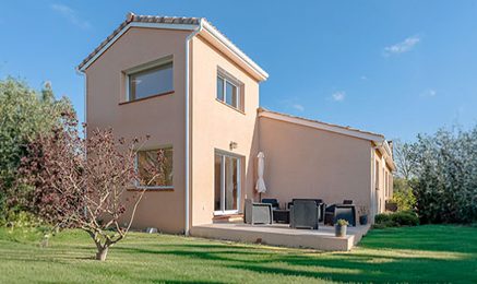 Extension traditionnelle de maison réalisée à Toulouse par Cybel Extension, conçue pour agrandir l'habitation tout en respectant l'architecture, les matériaux et le style de la construction existante.