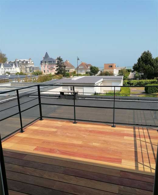 La terrasse surélevée avec une vue sur la mer sur la Cote de Nacre
