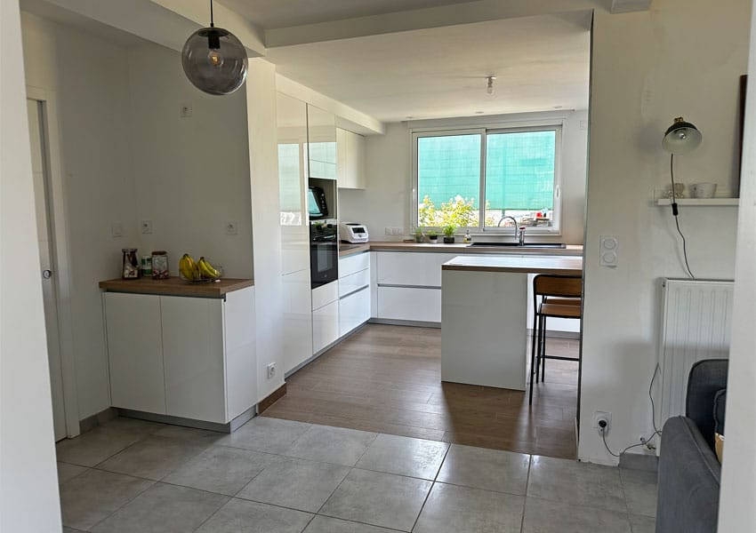 La cuisine dans l'agrandissement au rez-de-chaussée de la maison
