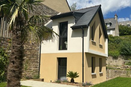 Extension contemporaine avec des façades en enduit