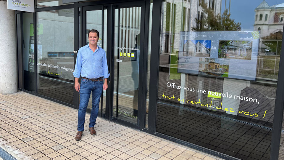 Vitrine de l'agence Cybel Extension Blois, spécialisée dans les projets d'extension, de surélévation et d'agrandissement de maisons individuelles dans le Loir-et-Cher.
