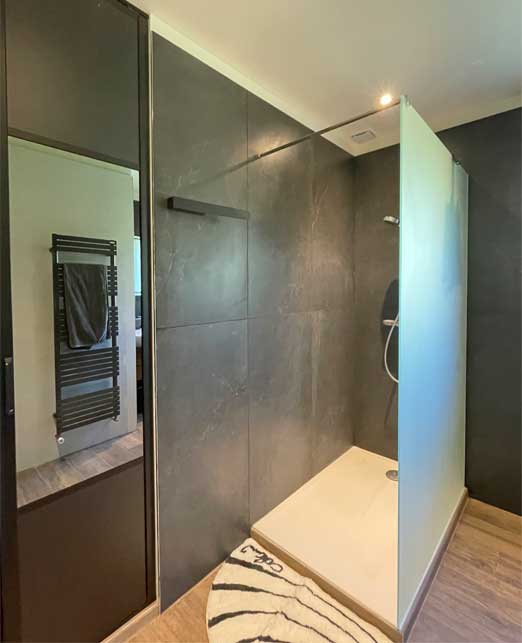La douche remplace l'ancienne salle de bain