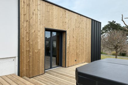 Une extension avec du bardage bois