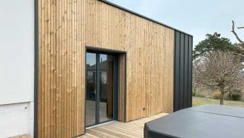 L'extension de maison à Perros-Guirec en bois, zinc et enduit.
