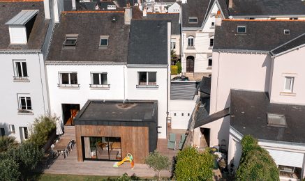 Extension de maison en bois réalisée à Quimper par Cybel Extension, apportant un nouvel espace de vie chaleureux avec une structure bois intégrée harmonieusement à l'habitation existante.