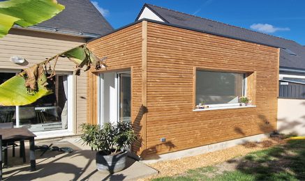 Extension de maison en bois réalisée par Cybel Extension, apportant un nouvel espace de vie chaleureux et naturel grâce à une construction bois intégrée harmonieusement à l'habitation existante.