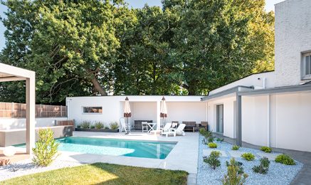 Extension contemporaine de maison réalisée à Quimper par Cybel Extension, avec une architecture moderne aux lignes épurées permettant d'agrandir l'habitation tout en respectant son environnement existant.