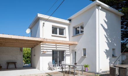 Extension contemporaine de maison réalisée par Cybel Extension, avec une architecture moderne aux lignes épurées permettant d'agrandir l'habitation tout en s'intégrant harmonieusement à la construction existante.