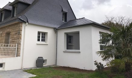 Extension traditionnelle de maison réalisée par Cybel Extension, conçue pour agrandir l'habitation tout en conservant une harmonie architecturale avec la construction existante.