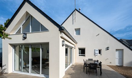 Extension traditionnelle de maison réalisée en Vendée par Cybel Extension, conçue pour agrandir l'habitation tout en respectant l'architecture, les matériaux et le style de la maison existante.