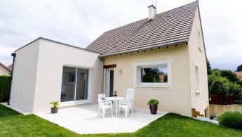 Une extension de maison cubique à Saint-Contest.