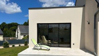 Une terrasse jouxte l'extension de séjour à Lannion.