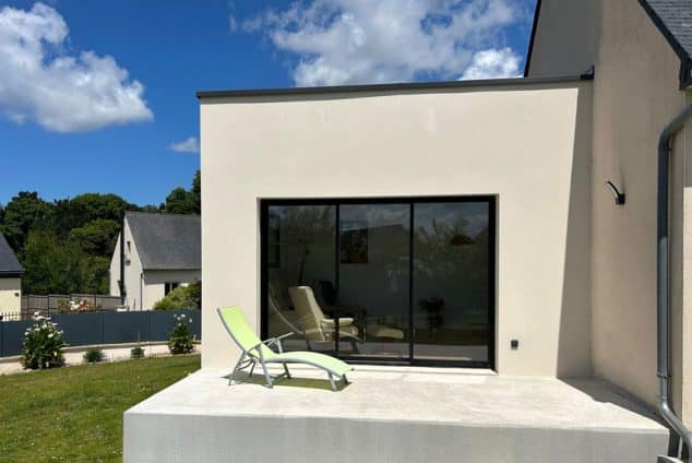 Une terrasse jouxte l'extension de séjour à Lannion.