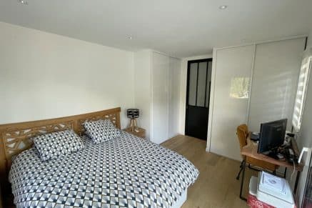 Une chambre dans l'extension de plain pied sur le pignon