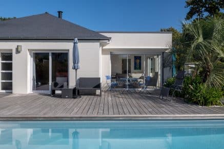 Une extension cubique sur le pignon pour un salon