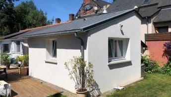 Une extension de maison avec une toiture à deux pentes.