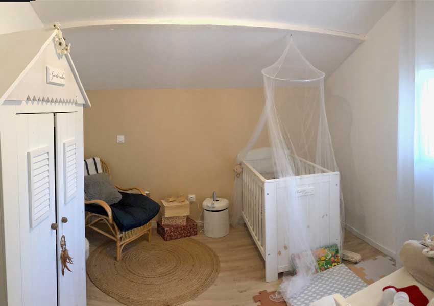 La chambre du bébé dans l'ancien garage.