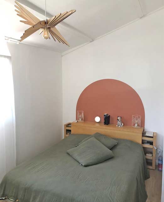 La chambre dans l'agrandissement de maison.