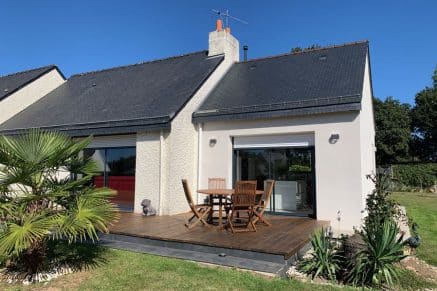 Une extension sur le pignon qui reproduit le style de la maison existante.