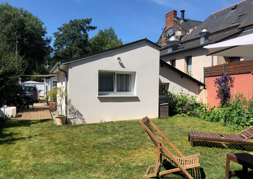 L'extension de maison orientée vers le jardin