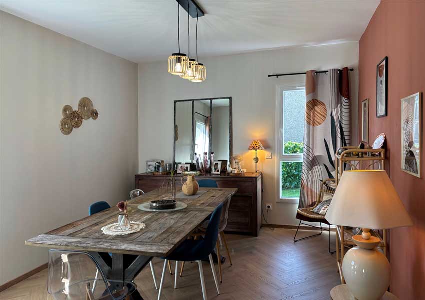 Une salle à manger de 14,57 mètres carrés.