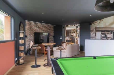 Une salle de jeux dans l'extension pour adolescents et adultes.