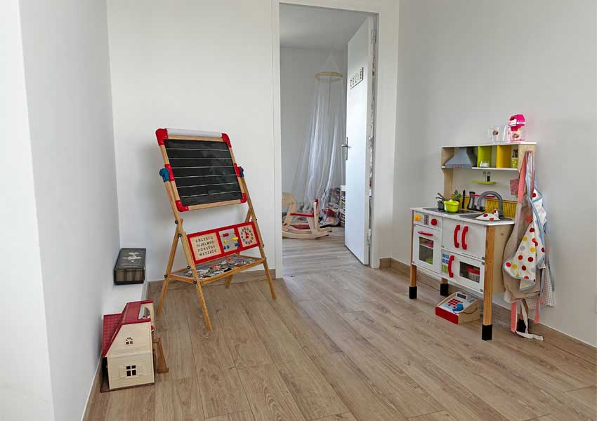 Une salle de jeux pour enfants dans l'extension de la maison.