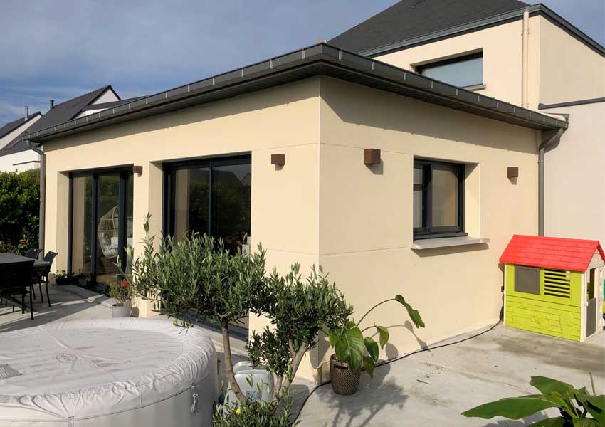 Une extension de maison à Bédée en parpaings.