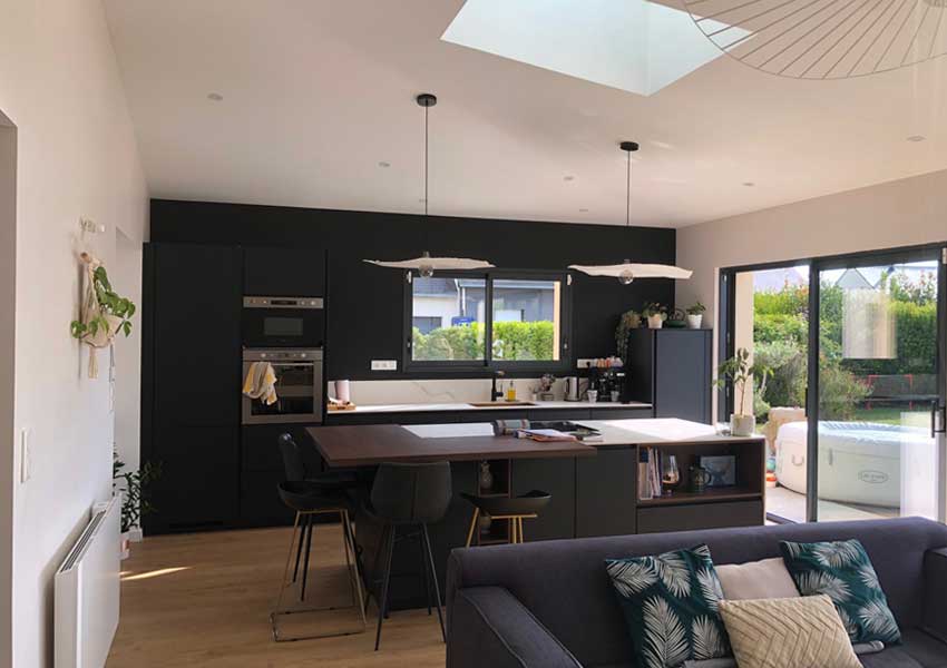 Le coin cuisine dans l'extension de maison à Bédée.
