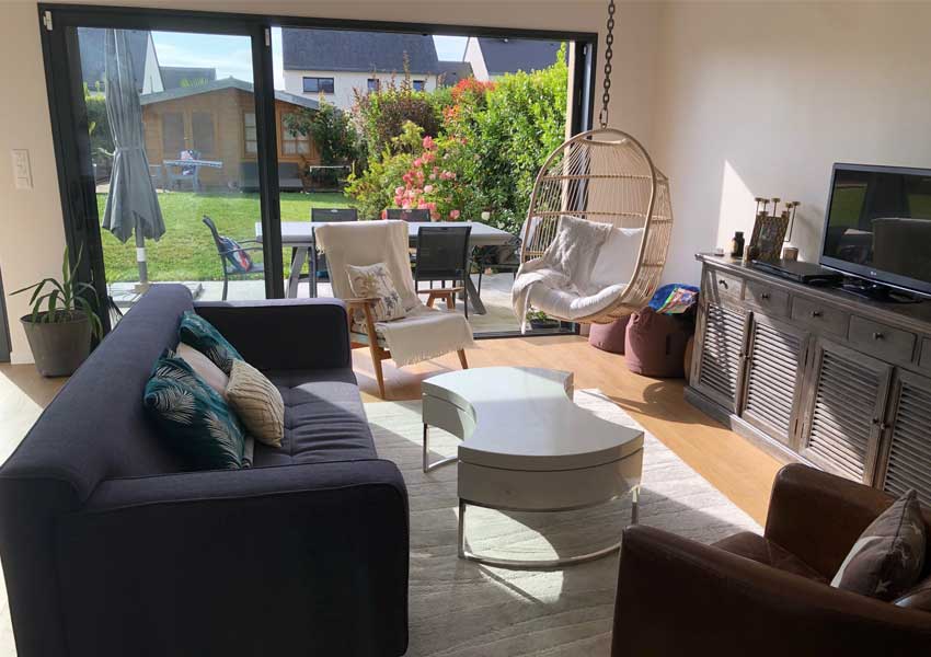 Le coin séjour dans l'extension de maison à Bédée.