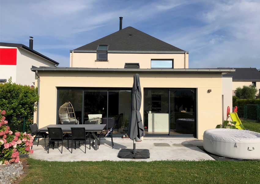 Une extension à trois pentes sur la façade arrière.