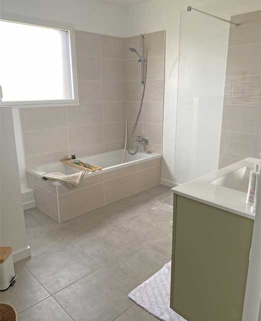 Une salle de bain de 8m² dans la surélévation à Châteaugiron