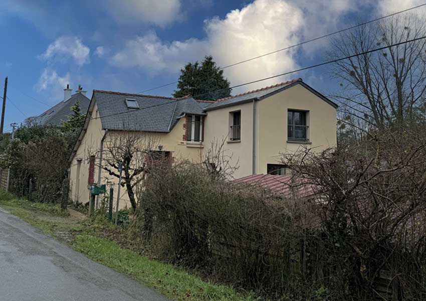 Le nouveau volume sur la façade avant de la maison à Montreuil-sur-Ille.