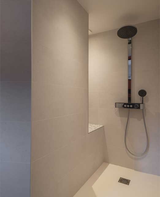 La douche dans l'extension moderne à La RIchardais.