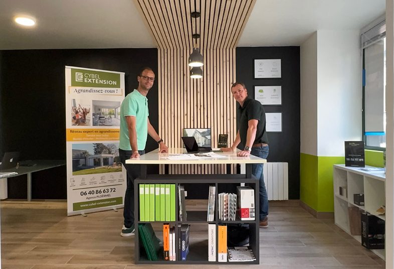 Intérieur de l'agence Cybel Extension Ploërmel, espace d'accueil où les particuliers peuvent échanger avec des experts sur leurs projets d'extension, de surélévation ou d'agrandissement de maison.